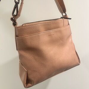 Matt & Nat Shoulder Bag in Light Tan/Powder Pink